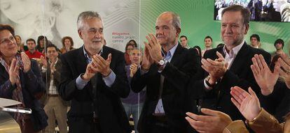 Los expresidentes de la Junta de Andalucía José Antonio Griñán (izquierda) y Manuel Chaves, en un acto en 2011.