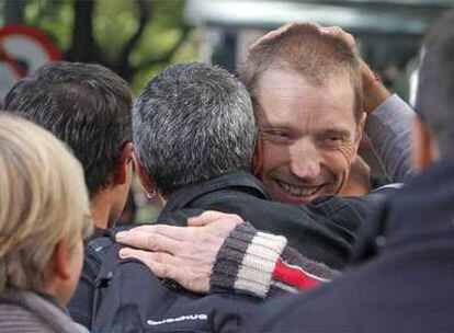 Rufino Etxeberria recibe el apoyo de sus familiares y amigos al quedar en libertad tras prestar declaración ante Baltasar Garzón.