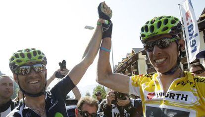 Valverde levanta el brazo de su compañero Rui Costa. 