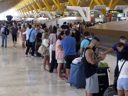 Viajeros en la zona de salidas de la T4, en el aeropuerto Adolfo Su&aacute;rez Madrid-Barajas, hoy.
