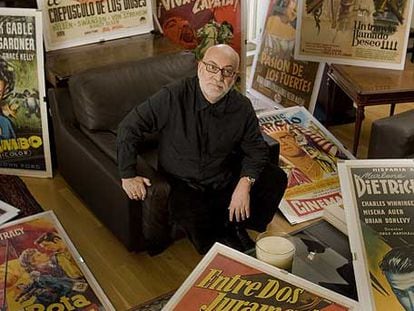 El director de cine y teatro Gerardo Vera posa con algunos de sus carteles favoritos en su casa de Madrid.