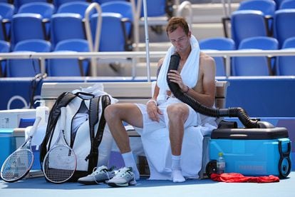 Medvedev se refresca con toallas heladas y aire acondicionado durante su partido contra Bublik.