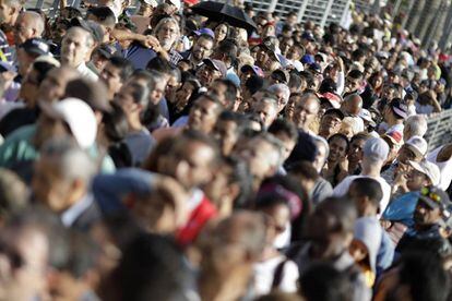 Una multitud espera para votar durante la Constituyente en Caracas.