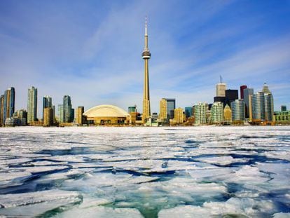 Panor&aacute;mica invernal del &#039;skyline&#039; de Toronto (Canad&aacute;).