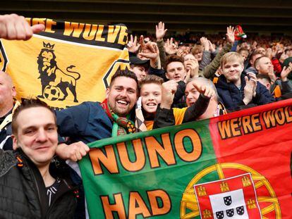 Aficionados de los Wolves celebran el ascenso este domingo en el Molineux Stadium.