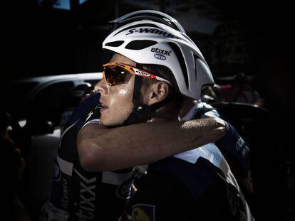 Gianni Meersman (Etixx-Quick Step) se abraza con un compañero tras ganar la segunda etapa de la Vuleta.