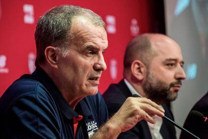 El "loco" Marcelo Bielsa, el día que asumió al frente del Lille.