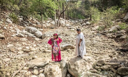 Janet y Norka, activistas de Fuerza de Mujeres Wayúu, posan en un río seco cercano a una multinacional minera que actúa en La Guajira, al norte de Colombia.