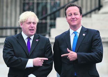 Boris Johnson, bromeando con el primer ministro, David Cameron, durante la apertura de los Juegos Paralímpicos de Londres, el pasado 24 de agosto.