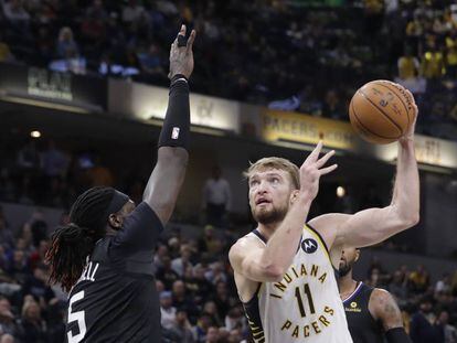 Sabonis intenta superar a Harrell en el Indiana-Clippers.