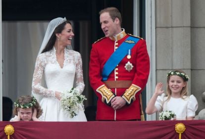 En la boda del príncipe Guillermo y Kate Middleton, Margarita Armstrong-Jones (a la derecha) fue una de las damas de honor, junto a  Grace Van Cutsem (a la izquierda).