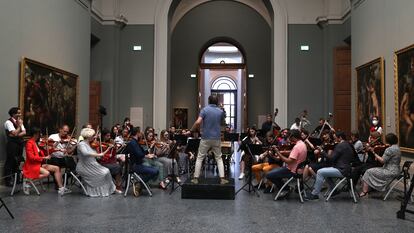 Ensayo de la Orquesta Sinfonica de Kiev, dirigida por Luigi Gaggero, en el Museo de el Prado en Madrid.
