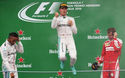 El piloto alemán del equipo Mercedes, Nico Rosberg, celebra su victoria en el GP de Italia, en el Autodromo Nazionale di Monza.