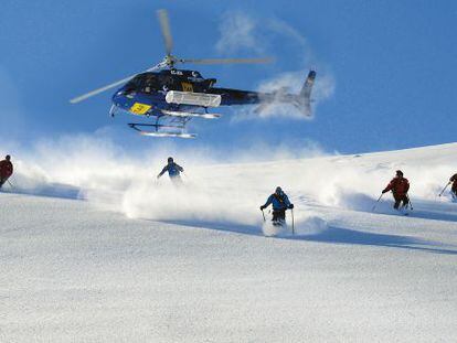 Esquiadores practicando 'heliski' en la estación de Baqueira Beret.