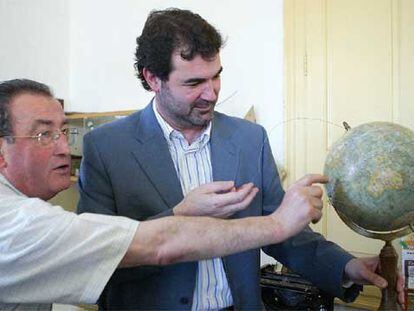 Anxo Quintana recibe explicaciones de un maestro jubilado en el Ayuntamiento de Tomiño, Pontevedra.