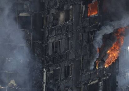 Las llamas salen de la Torre Grenfell durante el incendio, en Londres.