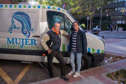 El médico Jesús Poveda y la enfermera Marina Escrivá posan frente a la ambulancia preparada para realizar ecografías frente a la clínica Dator en Madrid el pasado 23 de octubre.