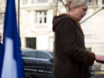 Thierry Legier. a la izquierda, asiste en febrero de 2012 a un acto de Marine Le Pen.