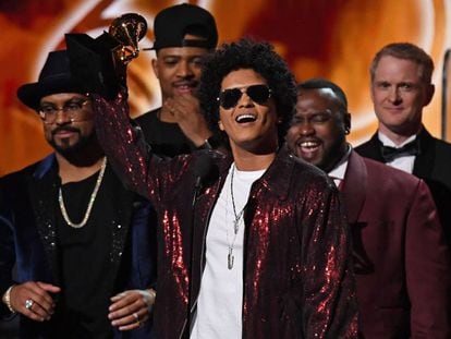 El cantante Bruno Mars recoge el galardón de mejor album del año.