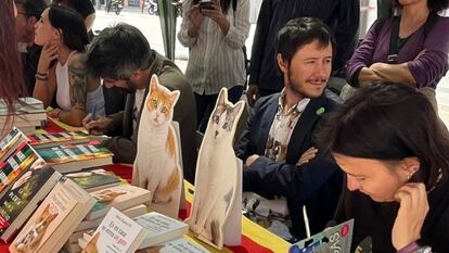 Pedro Zuazua, en el centro, defendido por Mía y Atún, sus dos gatos.