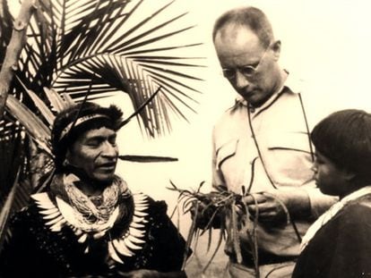 Salvador Chindoy (izquierda), médico tradicional camsá (Colombia), junto con el etnobotánico Richard Evans Schultes en 1960.