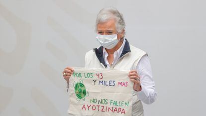 Olga Sánchez reclama por los 43 desaparecidos en Ayotzinapa.