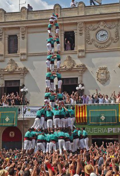 Los Castellers de Vilafranca alzan el 3 de 10 amb folre i manilles.