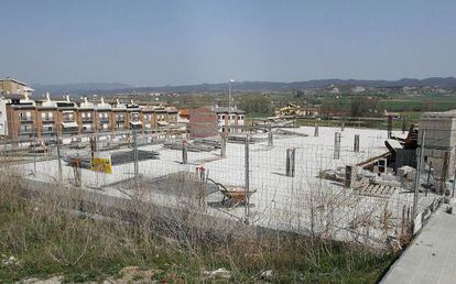 Obras de construcción de pisos sociales de la Serra de Sanfern de Vic, Barcelona.