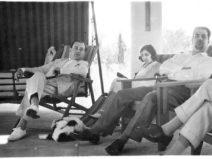 En el verano austral de 1931, Guillermo de Torre, Norah Borges y Jorge Luis Borges descansan en el chalet racionalista Las Nubes, que el escritor uruguayo Enrique Amorim y su esposa Esther Haedo, prima de los Borges, se construyeron en Salto (Uruguay).