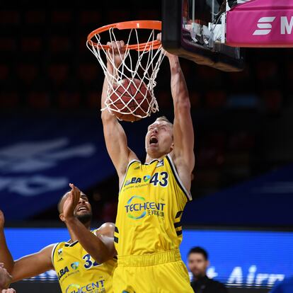 Basketball - Basketball Bundesliga - Fraport Skyliner Frankfurt v Alba Berlin - Audi Dome, Munich, Germany - June 7, 2020  Alba Berlin's Luke Sikma in action, as play resumes behind closed doors following the outbreak of the coronavirus disease (COVID-19)  REUTERS/Andreas Gebert/Pool