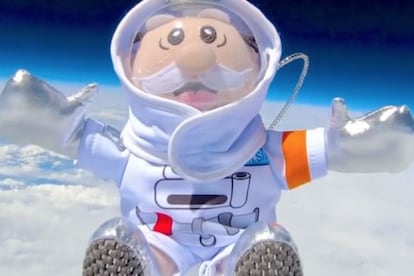 Un peluche del doctor Simi durante su viaje a la estratosfera, cerca de Monterrey, en el Estado de Nuevo León.