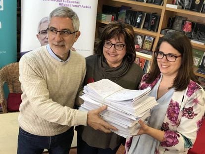 Gaspar Llamazares, junto a las también candidatas de Actúa Montserrat Muñoz y María Garzón, con los avales para las generales.
 