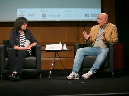 Laura Restrepo y Juan Antonio González Iglesias, este miércoles en el Instituto Cervantes de Madrid.