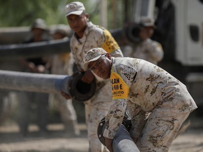 Elementos del Ejército trabajan para rescatar a los mineros atrapados bajo tierra en Sabinas, Estado de Coahuila (México), este domingo.