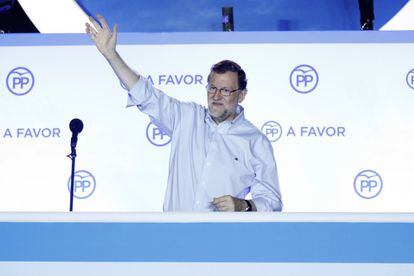 Mariano Rajoy saluda a los simpatizantes en la sede del partido tras ganar las elecciones.