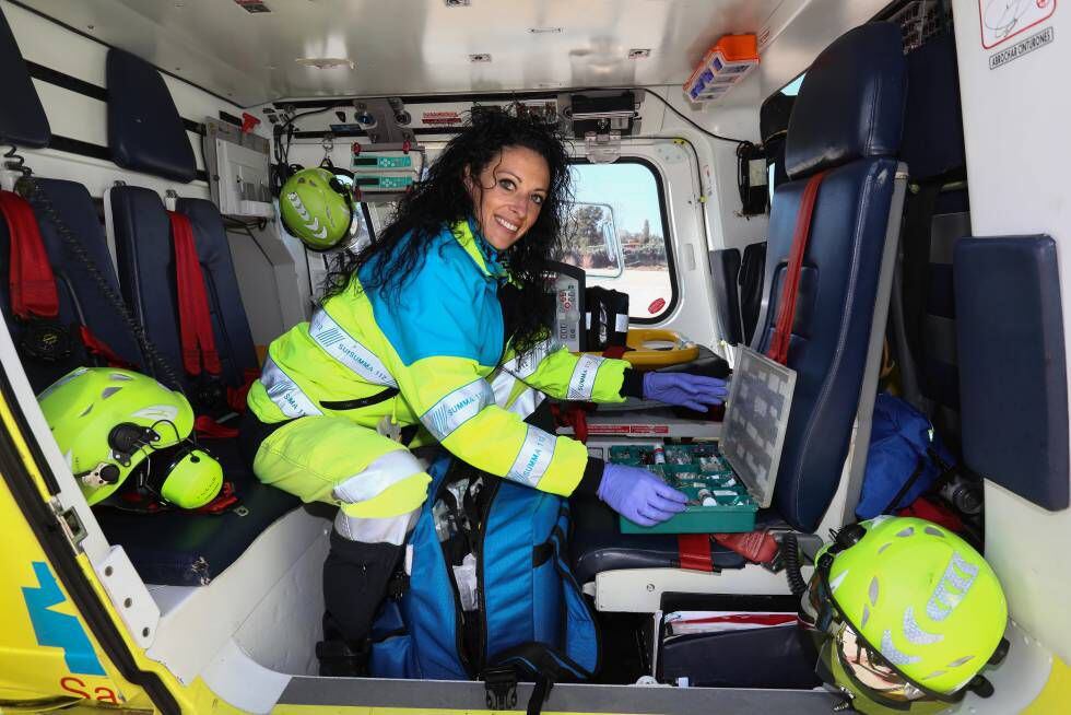 La enfermera de urgencias Lorena Alonso muestra su material médico.