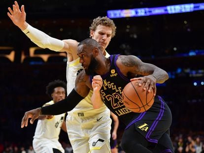 LeBron James bota el balón este martes en el partido de Los Angeles Lakers contra Utah Jazz.