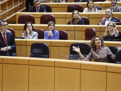 La vicepresidenta María Jesús Montero gesticula en presencia del ministro de Presidencia, Félix Bolaños, durante la sesión de Control al Gobierno celebrada este martes por el pleno del Senado.