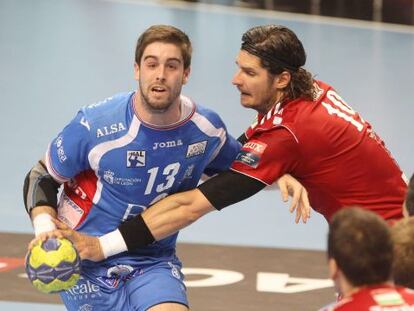 Nagy trata de robar un bal&oacute;n a Juan Castro.