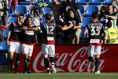 Giovani dos Santos celebra uno de sus dos goles.