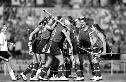 El equipo español de Hockey Femenino celebra la medalla de oro el 7 de julio de 1992.