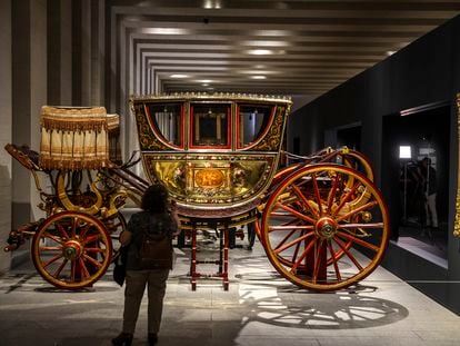 Coche de tableros dorados (hacia 1775-1800), berlina adquirida en 1814 por Fernando VII, que se muestra en la exposición 'En movimiento. Vehículos y carruajes de Patrimonio Nacional', en la Galería de las Colecciones Reales.