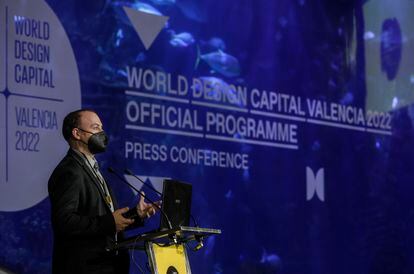 El director de Valencia Capital Mundial del diseño 2022, Xavi Calvo, en el auditorio del Mar Rojo del Oceanogràfic.