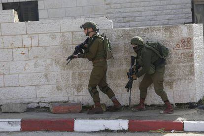 Unos soldados israelíes, este lunes en Ramala (Cisjordania).