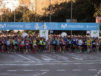 Salida desde el Paseo del Prado de la Media Maratón de Madrid.