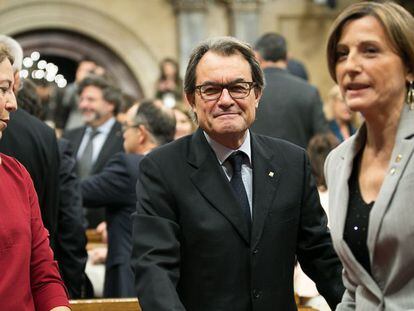 Neus Munté (i), Artur Mas (c) y Carme Forcadell (d) en el Parlament.