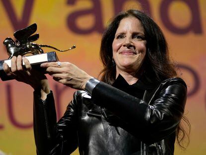 Laura Poitras muestra el León de Oro del festival de Venecia obtenido ayer sábado por su documental 'All the Beauty and the Bloodshed'.