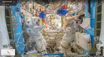 Una de las capturas en 360º, con dos trajes de astronauta.
