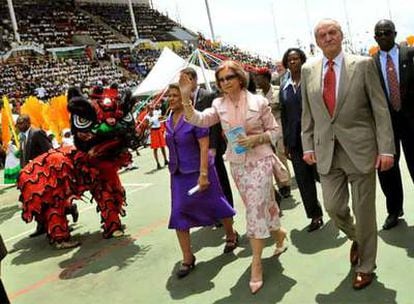 Los Reyes, acompañados por la esposa del presidente de Trinidad y Tobago, ayer en Puerto España.
