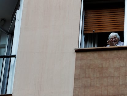 Vecinos del barrio de Amara de San Sebastián en sus balcones para agradecer a los servicios de urgencias su trabajo.